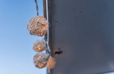 Bir sokak gıda pazarında Vintage antika asılı ampuller.