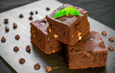 Siyah arka plan üzerinde koyu çikolata ve kakao brownie fudge kek tatlı,