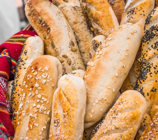Οργανική γαλλική μπαγκέτα ψωμί σε μια αγορά τροφίμων του δρόμου. — Φωτογραφία Αρχείου