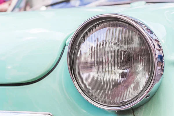 Koplamp van een Vintage retro oldtimers automobiel voertuig. — Stockfoto