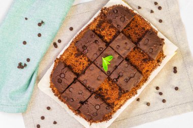 Beyaz arka planda koyu çikolata ve kakao brownie fudge kek tatlı