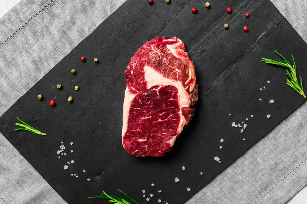 Красочный стейк мясо из ангус вагью говядины на черном фоне . — стоковое фото