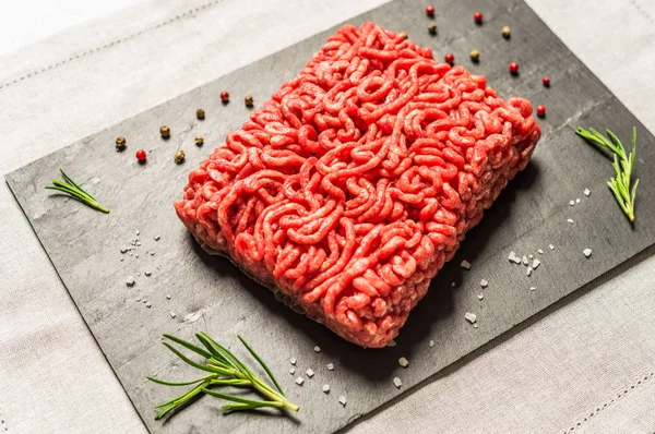 Carne colorată din carne de vită angus wagyu pe fundal negru . — Fotografie, imagine de stoc