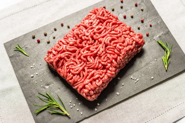 Carne colorată din carne de vită angus wagyu pe fundal negru . — Fotografie, imagine de stoc