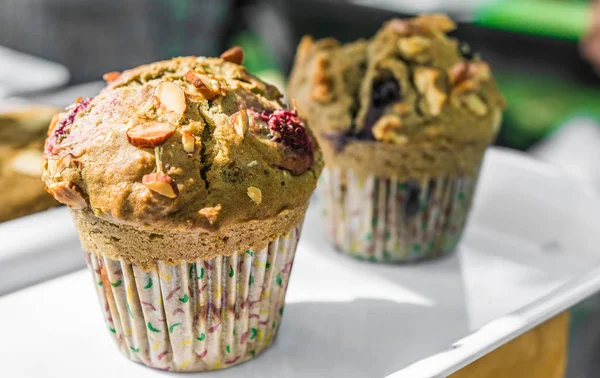 Photo rapprochée de muffins au thé matcha chai dans un marché alimentaire de rue . — Photo