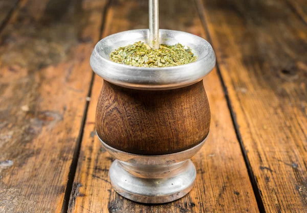 Té tradicional argentino de yerba mate en calabaza con barra de bombilla. —  Fotos de Stock