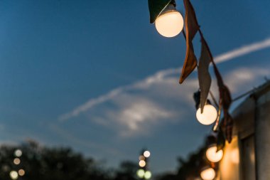 Bir sokak gıda pazarında Vintage antika asılı ampuller. 