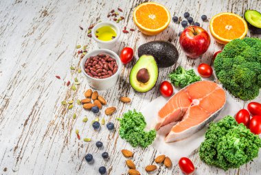 Taze meyve, sebze, somon, fasulye ve fındık..