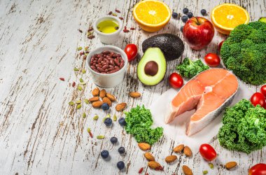 Taze meyve, sebze, somon, fasulye ve fındık..