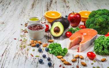 Taze meyve, sebze, somon, fasulye ve fındık..