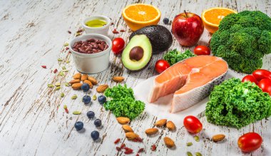 Taze meyve, sebze, somon, fasulye ve fındık..