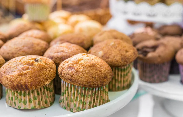 Photo rapprochée de muffins dans un marché de nourriture de rue. Concentration sélective . — Photo