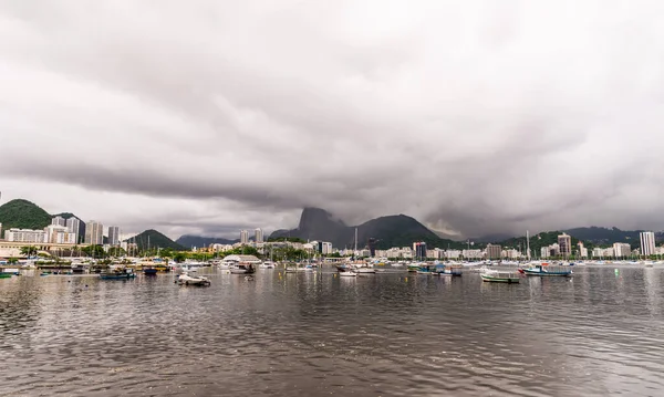 Widok na okolicę Botafogo i góry w Rio de Janeiro w lecie. — Zdjęcie stockowe