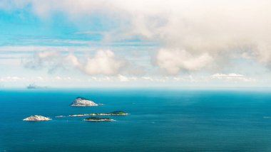 Yazın Brezilya 'da mavi deniz okyanusunda plajları olan tropik adalar.
