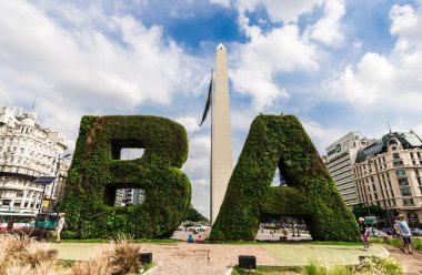 Buenos Aires, Arjantin - 9 Şubat 2018: Obelisk Meydanı 'nın geniş açı fotoğrafı