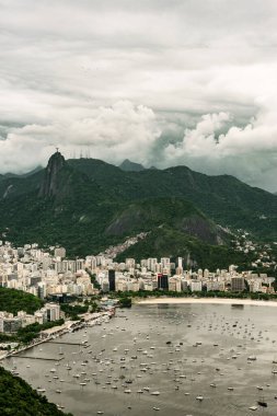 Yazın Rio de Janeiro 'daki Botafogo mahallesi ve dağların manzarası.