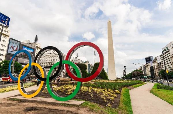 Buenos Aires, Argentina - 9 de febrero de 2018: Anillos para los Juegos Olímpicos Juveniles de 2018 — Foto de Stock
