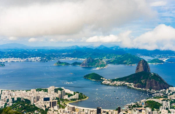 Panoramatický výhled na Botafogo a Pao de Acucar v létě v Riu de Janeiru. — Stock fotografie