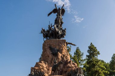 Mendoza şehrindeki Cerro de La Gloria 'da General San Martin anıtı..