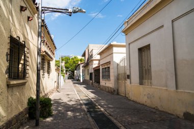 Mendoza, Arjantin - 23 Ocak 2019: Mendoza 'nın merkezinde sakin, rahat bir cadde