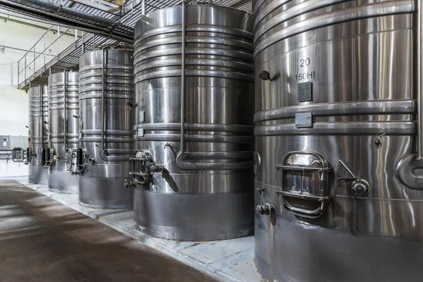 Steel wine tanks for wine fermentation at a winery. — Stock Photo, Image