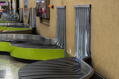 Havaalanında boş bir bagaj kemeri. Havayolu, kriz ve seyahat kavramı