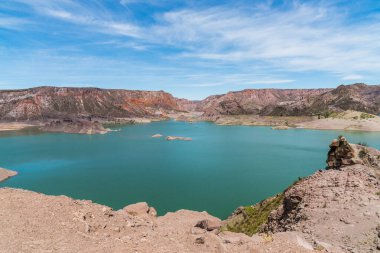 Mendoza, Arjantin 'deki Atuel Kanyonu ve Valle Grande rezervuarı.