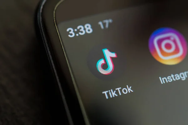 Buenos Aires, Argentina - 10 de agosto de 2020: Logo de TikTok e Instagram en el teléfono — Foto de Stock