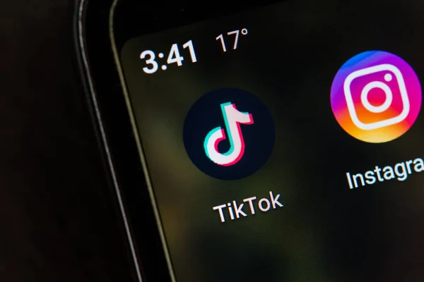 Buenos Aires, Argentina - 10 de agosto de 2020: Logo de TikTok e Instagram en el teléfono — Foto de Stock