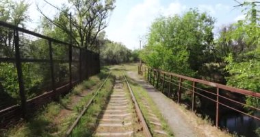 Tren ve termal güç istasyonu deşarj kanalı üzerinden küçük bir köprü