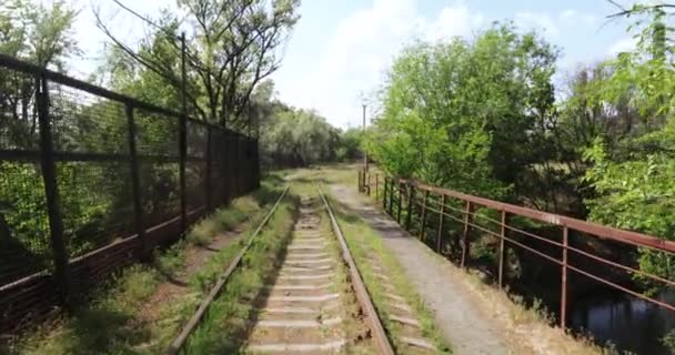 Järnvägen Och Liten Bro Genom Utsläpp Värmekraftverk — Stockvideo