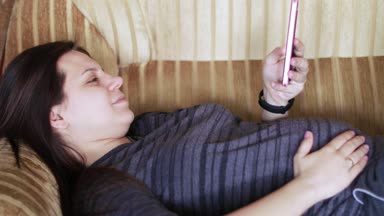 Bir akıllı telefon ile hamile kız