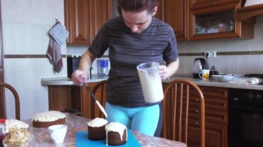 Kızı frosting ile Paskalya kek kapsar