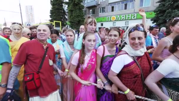 Ratha Yatra v městě Dnepr — Stock video