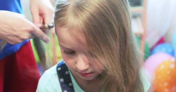 Menina criança pentear o cabelo — Vídeo de Stock