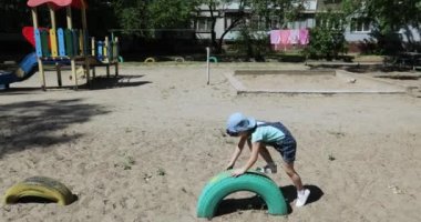 Kız çocuk oyun alanında
