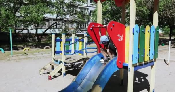 Dziecko dziewczynka na placu zabaw — Wideo stockowe