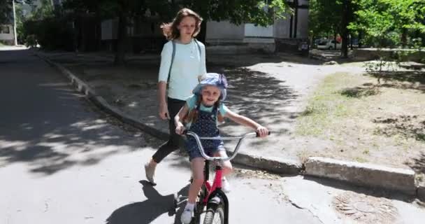 Fahrradfahren lernen — Stockvideo