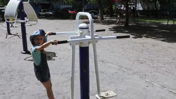 Menina montando em um simulador de esportes — Vídeo de Stock