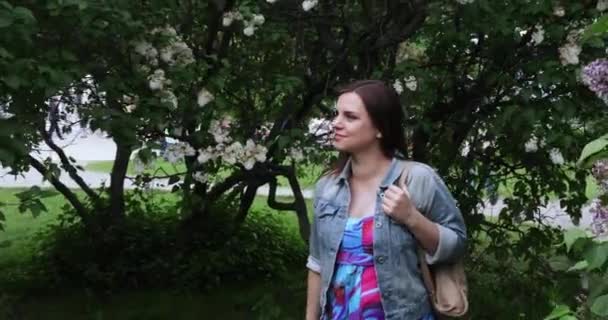 ライラック ガーデンの少女 — ストック動画