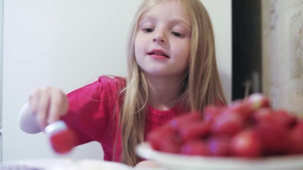 Girl child eating strawberries — Stock Video