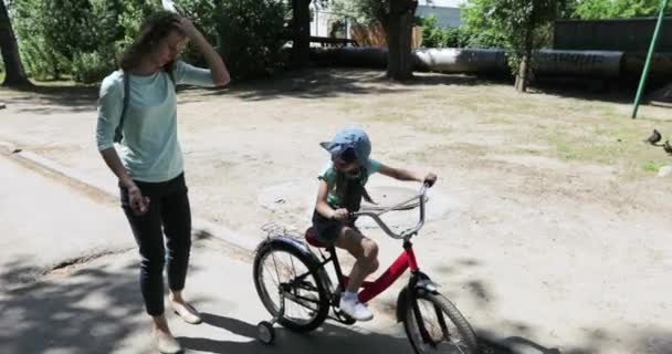 Fahrradfahren lernen — Stockvideo