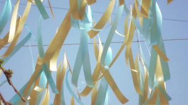 Bir tel üzerinde dekoratif şeritler