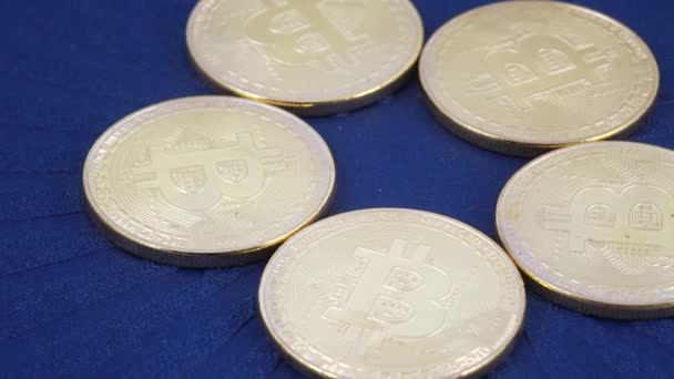 Монеты, имитирующие биткоины — стоковое видео
