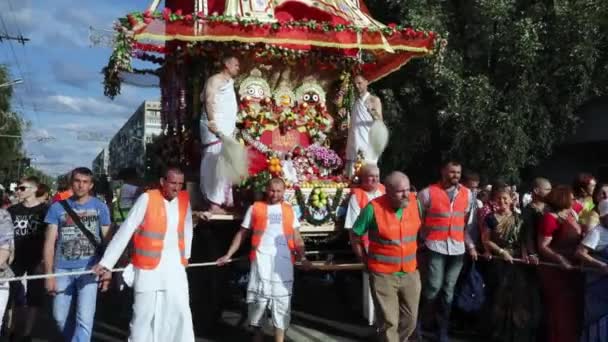 Ratha Yatra in stad van Dnepr — Stockvideo