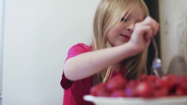 女児のイチゴを食べて — ストック動画