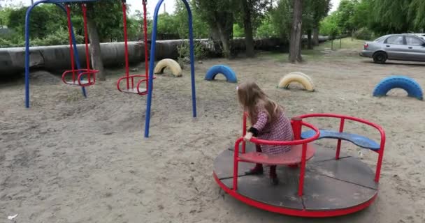 Fille enfant sur carrousel — Video