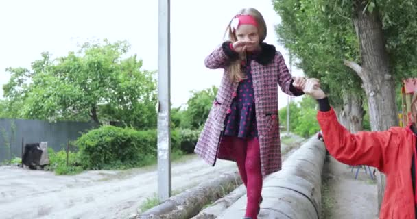 パイプの上を歩いて女の子子供 — ストック動画