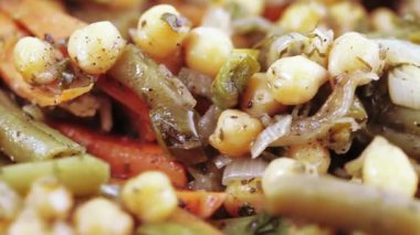 bir tabakta sebze salatası