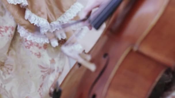 Игра на виолончели — стоковое видео